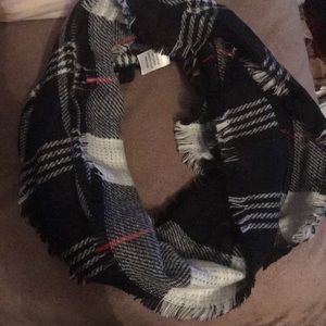 Wrap around plaid scarf (: